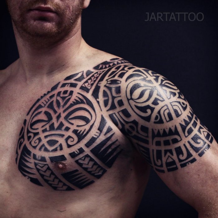 Трайбл Полинезия на плече