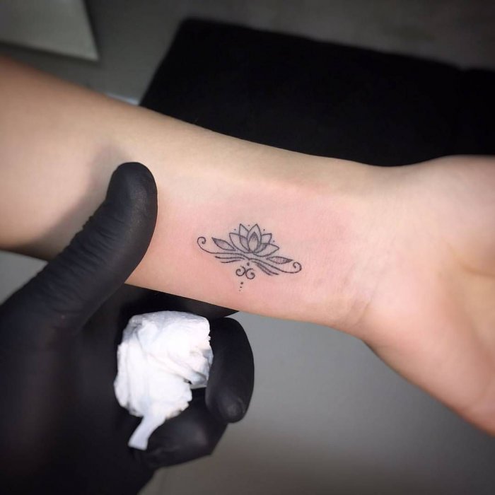 Тату на запястье для девушек