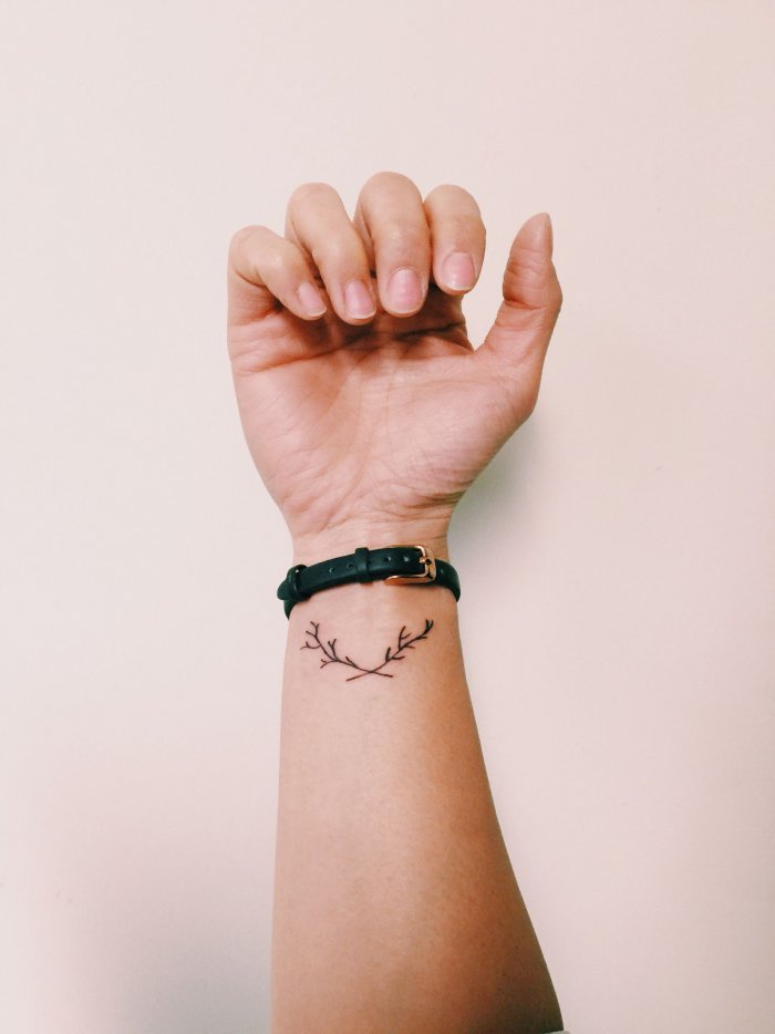 Тату на руке для девушек маленькие