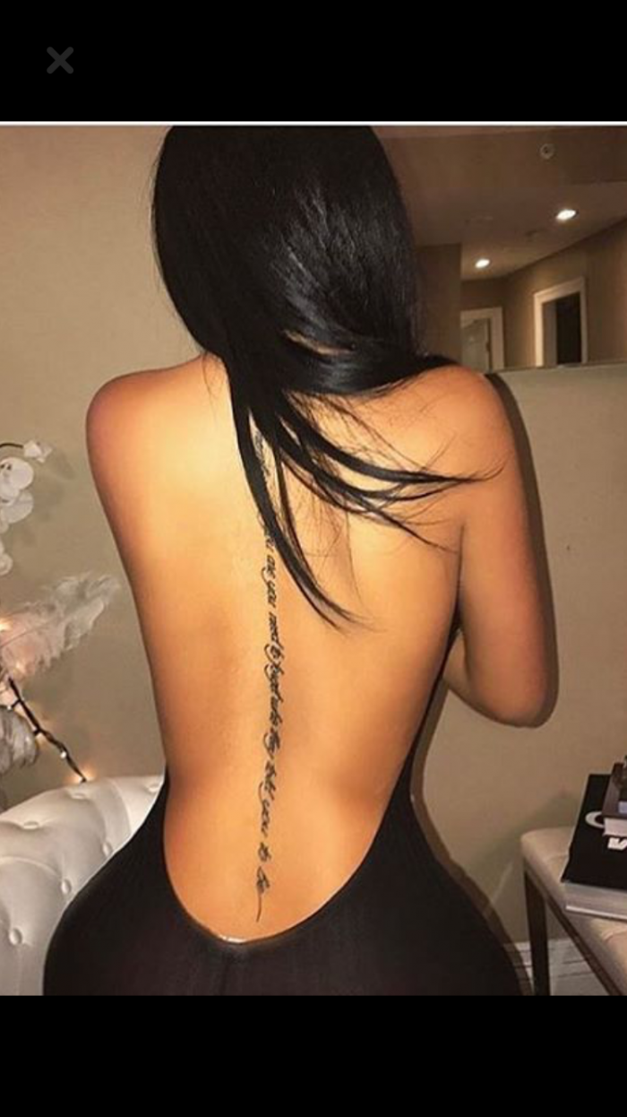 Женские тату вдоль позвоночника