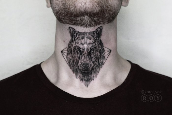 Тату волк на шее