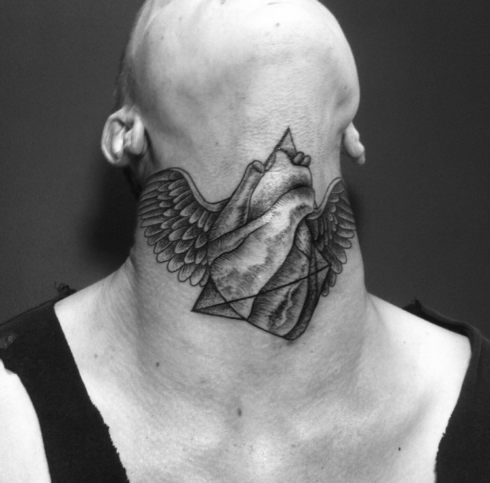 Тату на шее