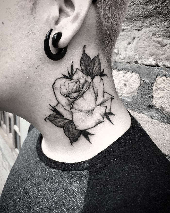 Тату Сова на шее