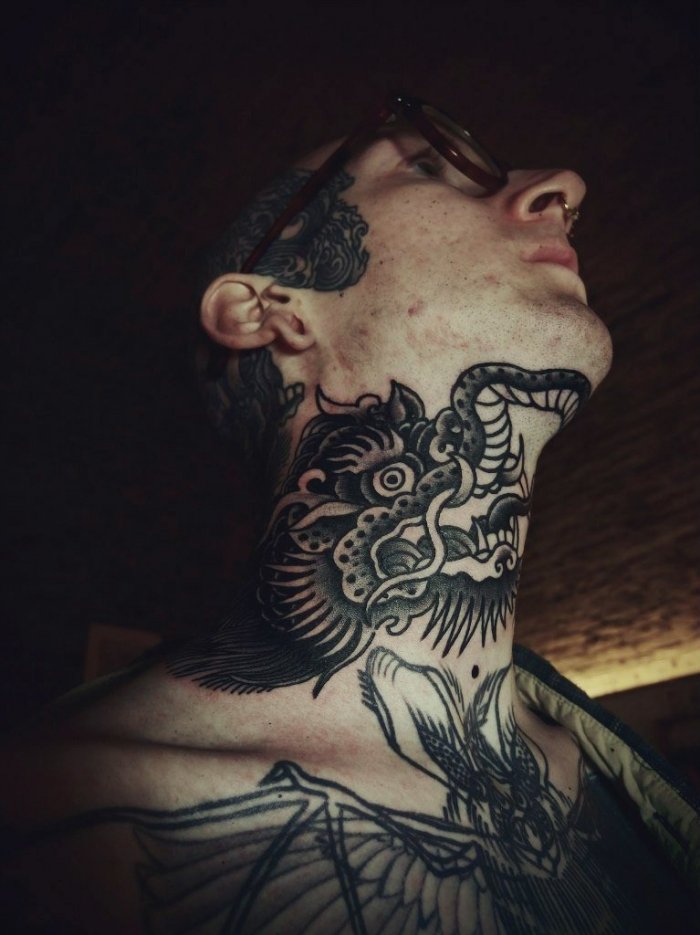 Татуировки на шее для парней