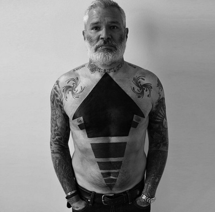 Дедушка с татуировками