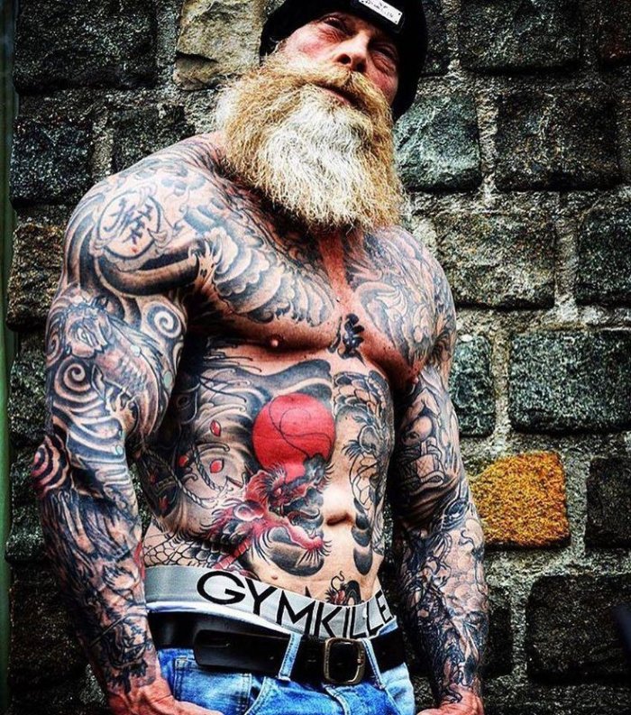 Пожилые люди с тату