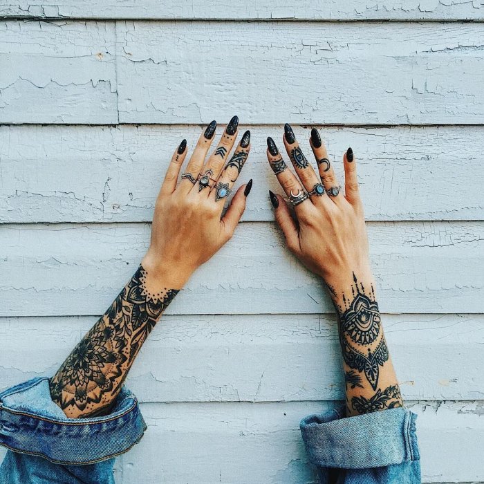 Тату на кисти женские