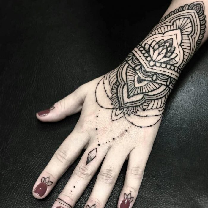 Тату на руке для девушек