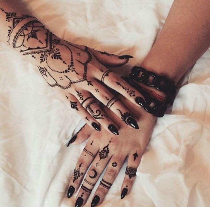 Тату хной на руке для девушек