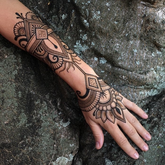 Тату на кисти руки для девушек