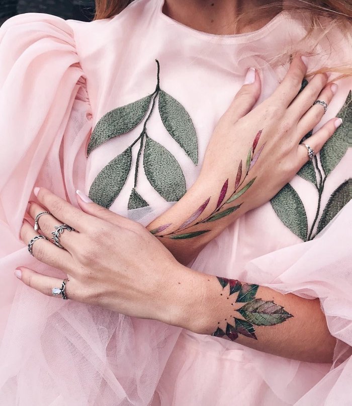 Татуировки на кисти руки для девушек