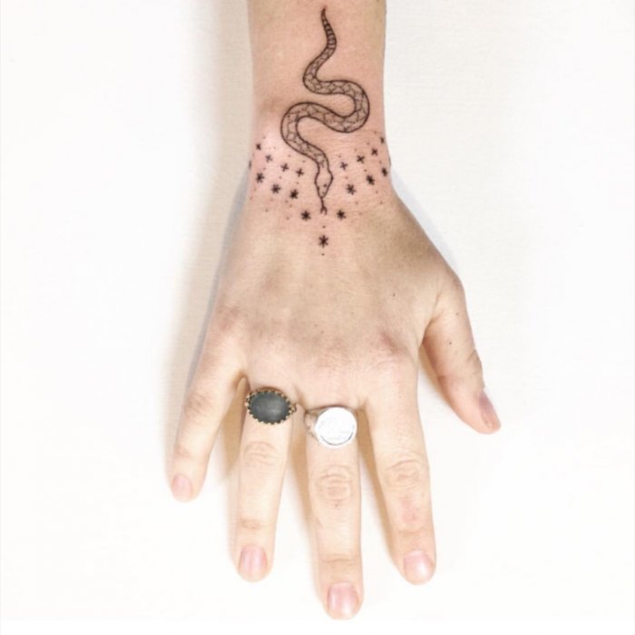 Тату на кисти женские