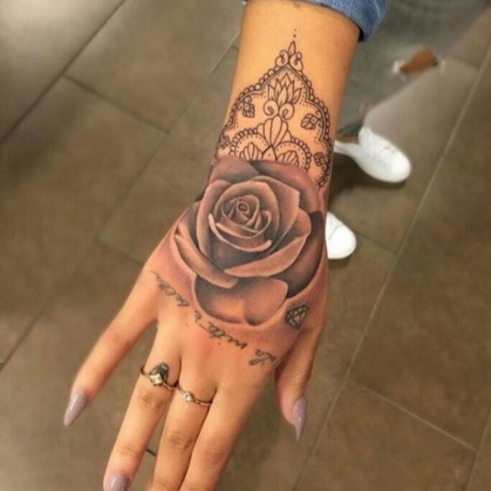 Тату на пальцах рук