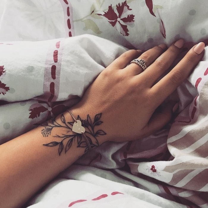 Тату хной на кисти руки для девушек