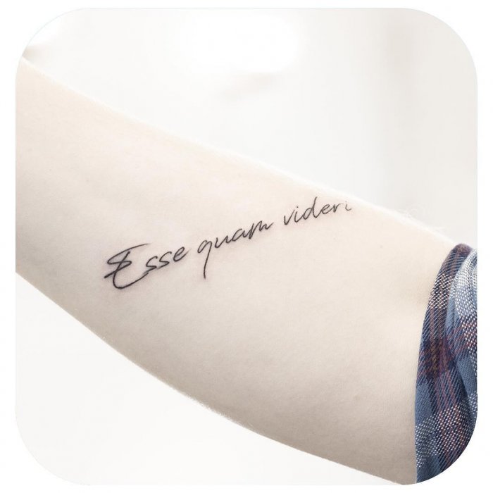 Тату на руке надпись с переводом на латинском