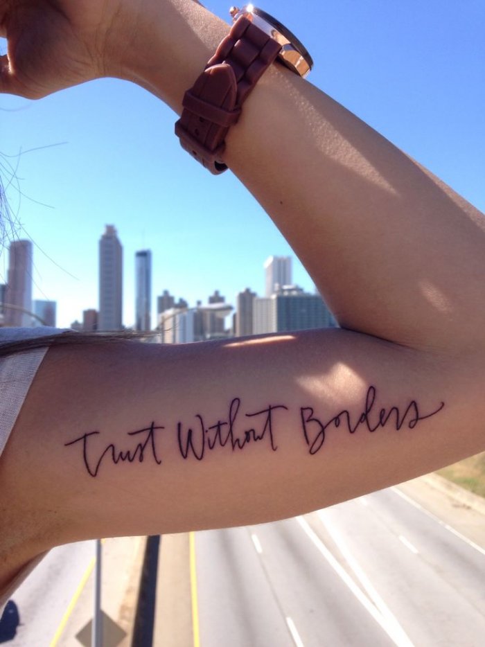 Тату на запястье для девушек надписи на латыни с переводом