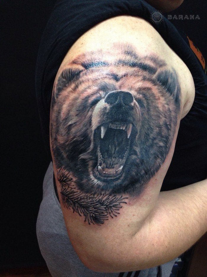 Тату медведь на плече
