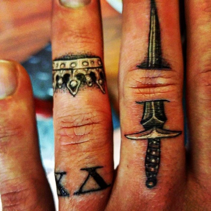 Тату на пальцах рук