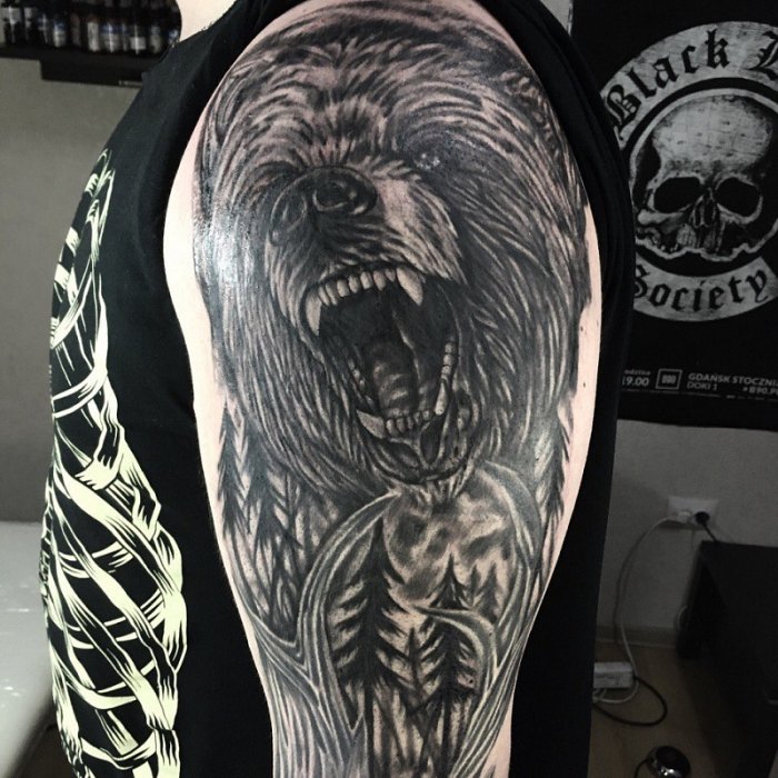 Тату медведь на плече