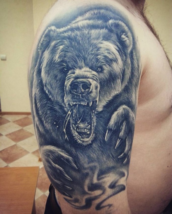 Тату медведь на плече