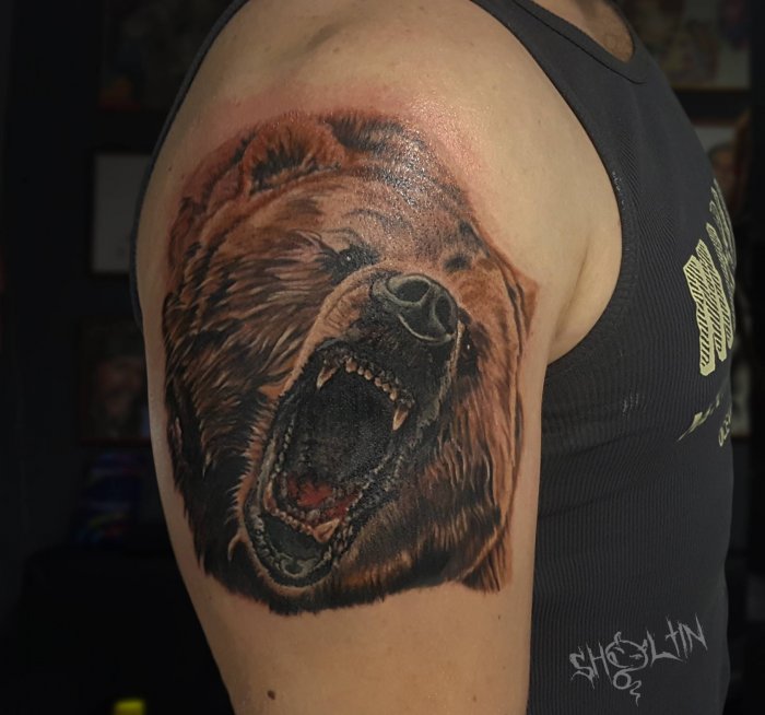 Тату медведь на плече