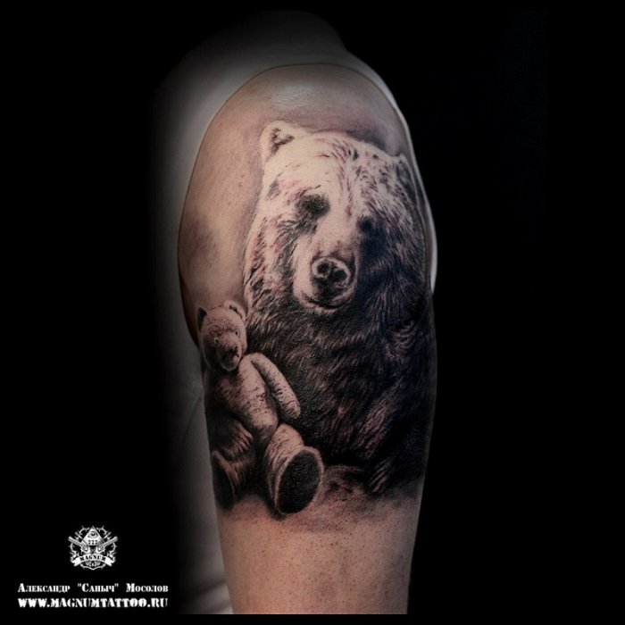 Тату медведь на плече
