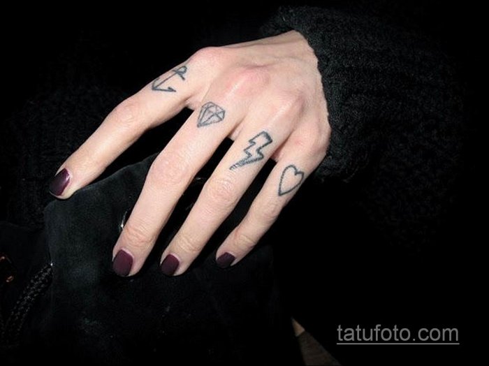 Тату на пальцах