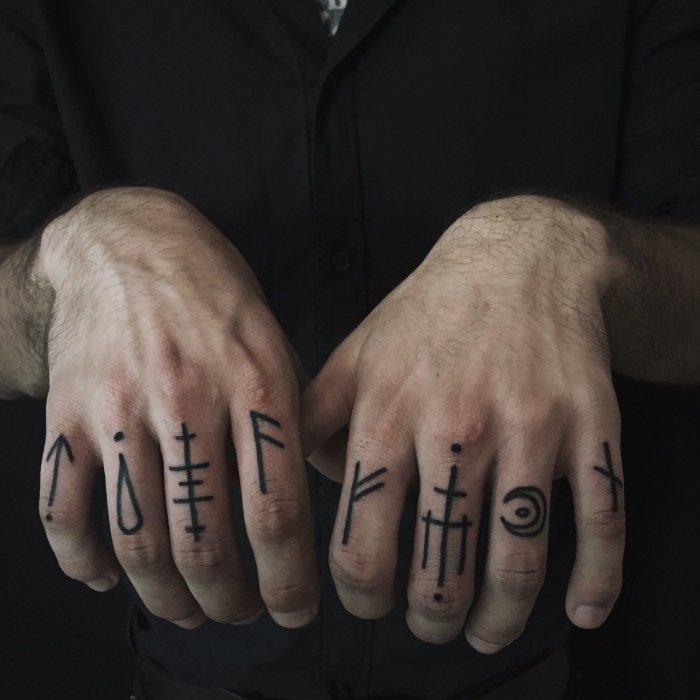 Маленькие тату на пальцах мужские