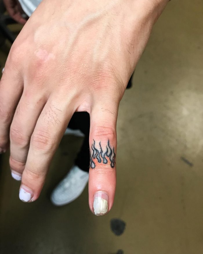 Татуировка натаальцах