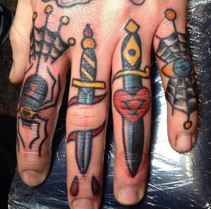 Тату на пальцах