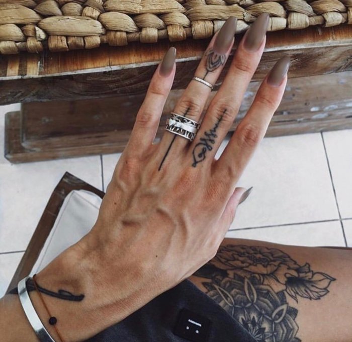 Тату на пальцах