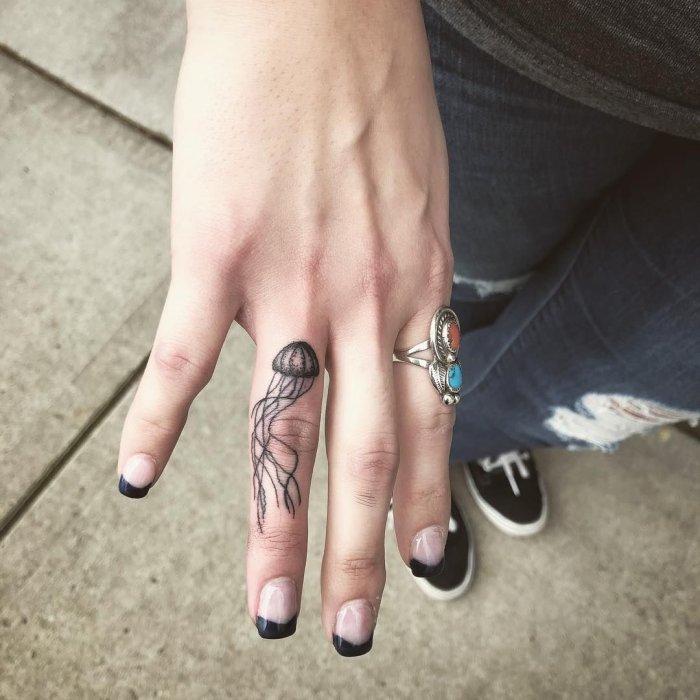 Тату на запястье для девуш