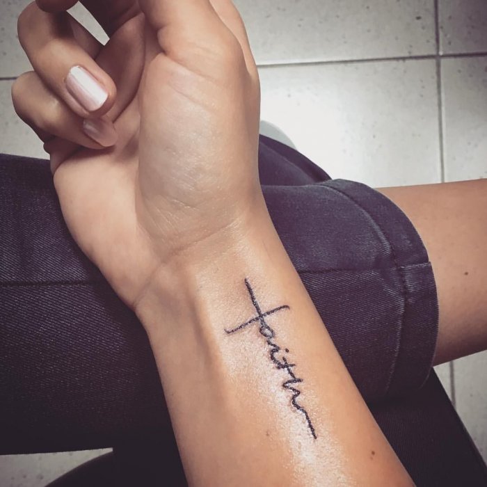 Тату на запястье для девуш