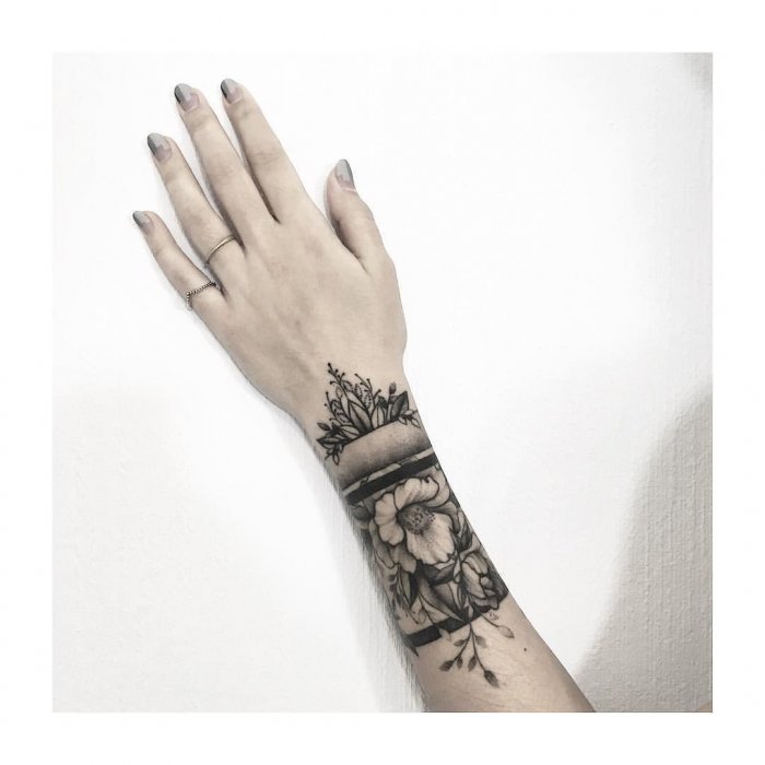 Тату на запястье для девушек