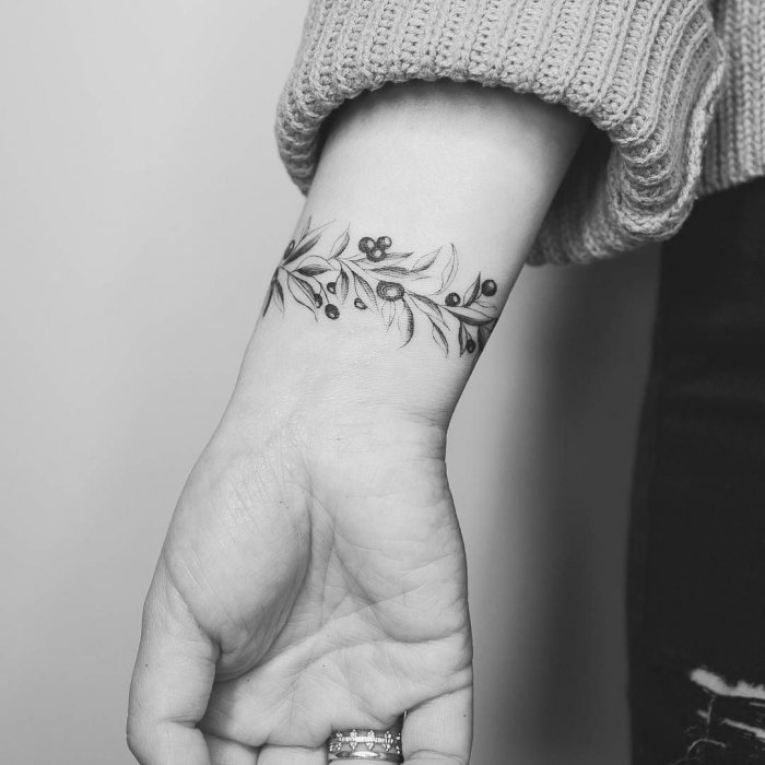 Тату на запястье для девушек