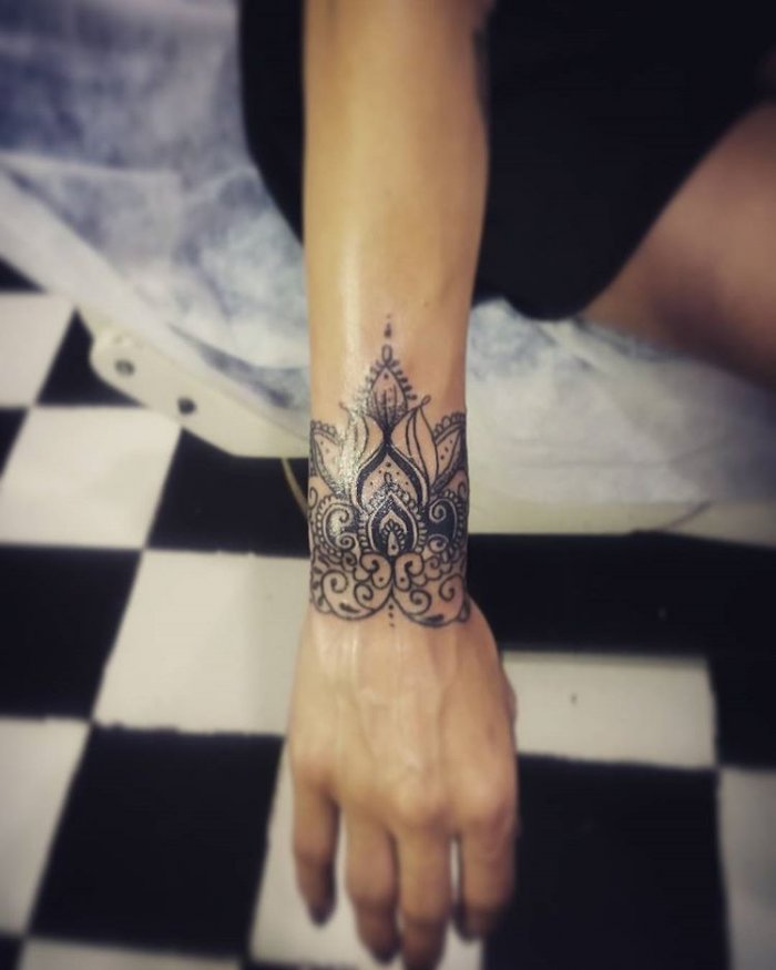 Татушки на запястье для девушек
