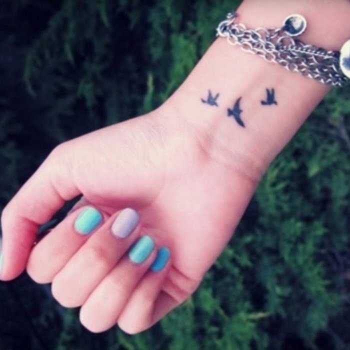 Женское тату на запястье руки