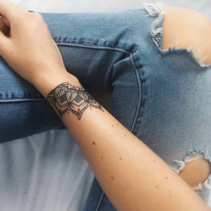 Тату на запястье