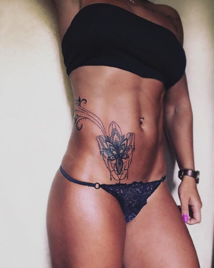 Тату на животе