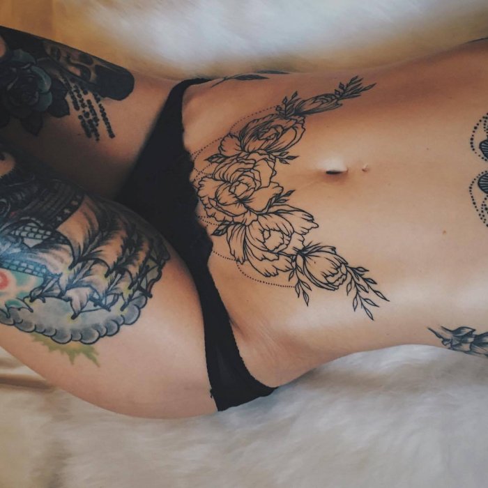 Тату на животе у женщин