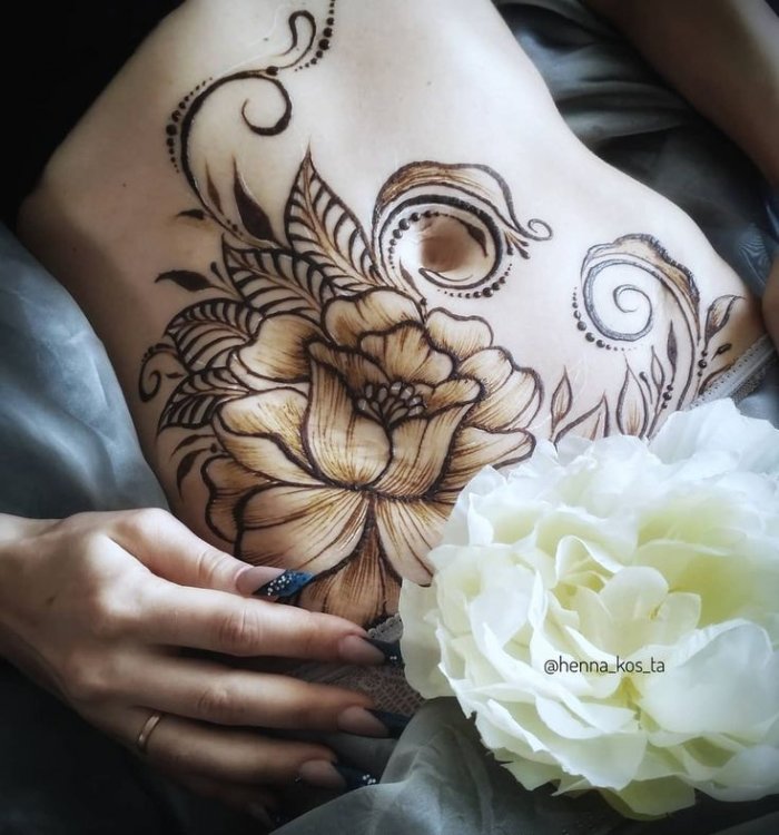 Тату внизу живота