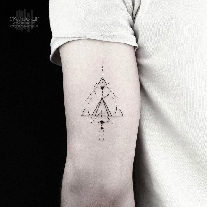 Тату в стиле одной линии