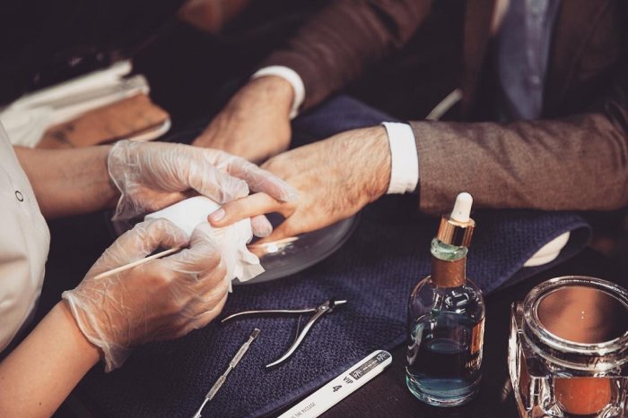 Обрезной маникюр мужской