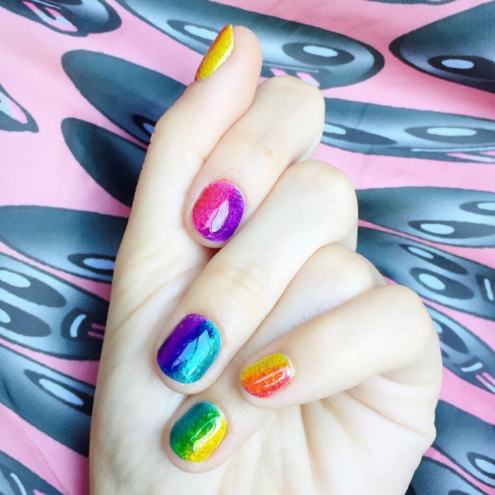 Маникюр на короткие ногти на др