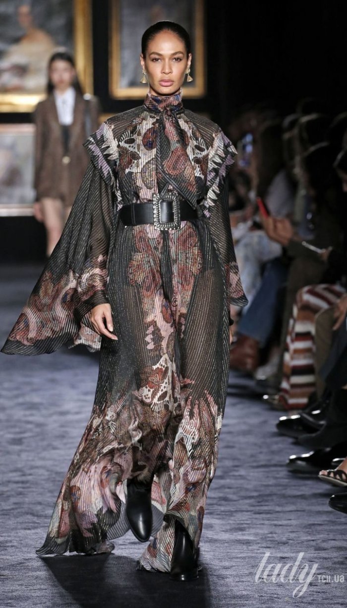 Показ Версаче осень зима 2020 2021