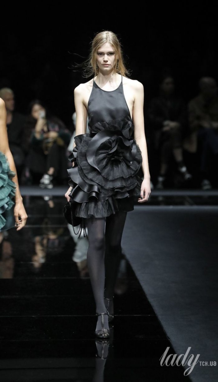 Мужчина в пальто Армани красиво 2020