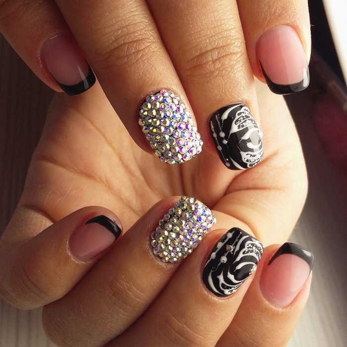 Темный маникюр на короткие ногти