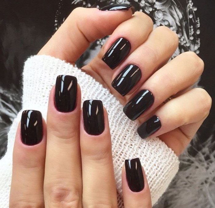 Черные ногти с белым френчем