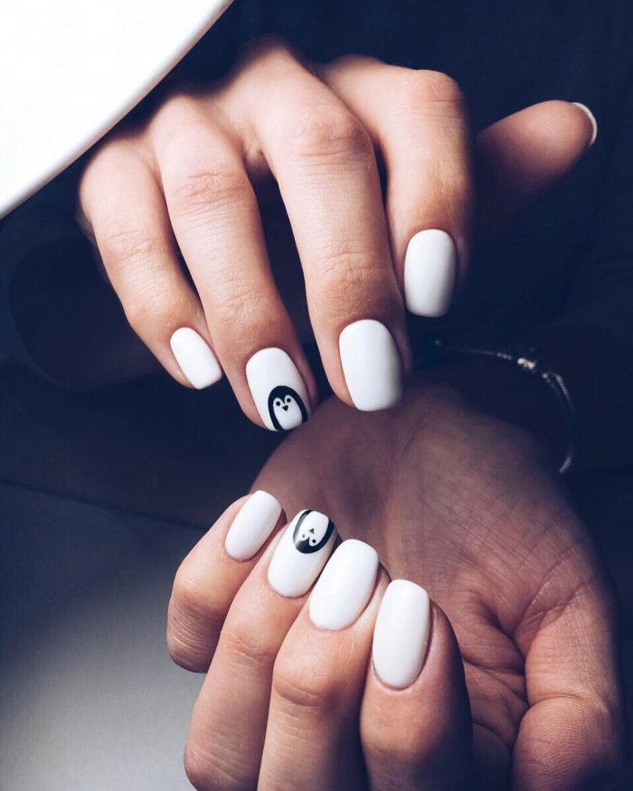 Шеллак на короткие ногти черный с белым