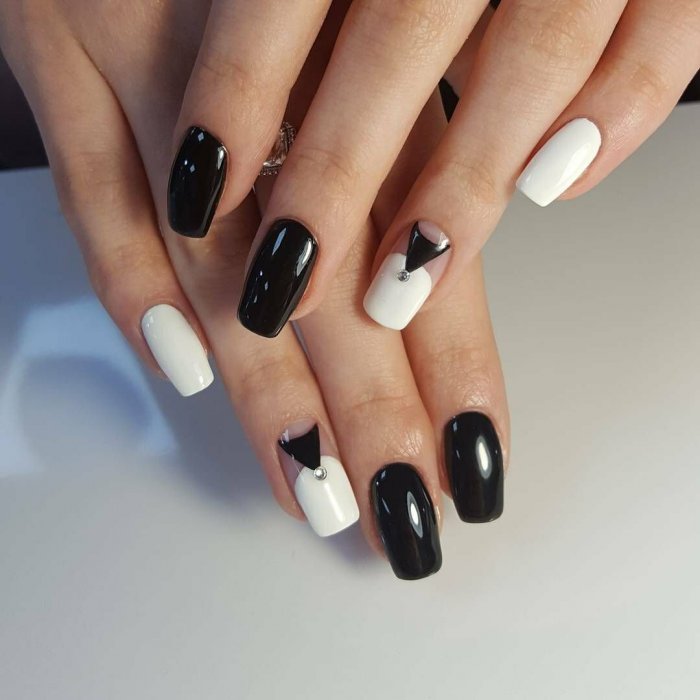 Черный с белым шеллак на ногтях